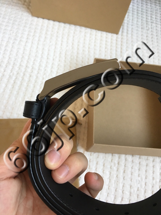 バーバリーベルト素材ディテール